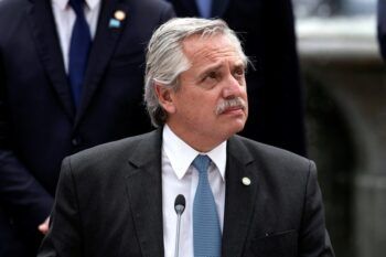 Presidente de Argentina prepara restricciones al turismo y fuertes controles sanitarios