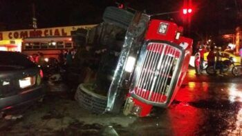 Dos bomberos heridos tras volcarse camión