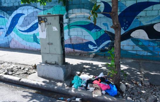Cadáver de una mujer es hallado a orillas de una vía pública en Santiago