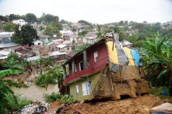 Lluvias desplazan una vivienda de dos niveles en Santiago