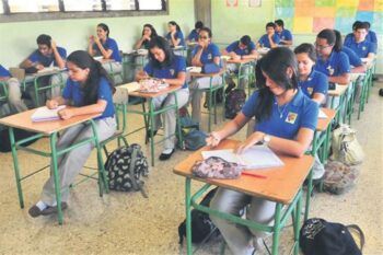 Colegios privados piden al gobierno un bono estudiantil para subsistir a crisis