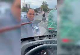 Conductor le rompió el cristal a otro vehículo por supuesto roce