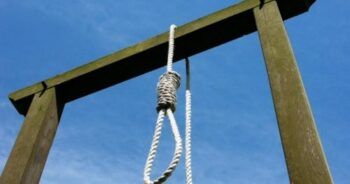 Cuatro hombres a la horca por abusar de una mujer delante de su esposo