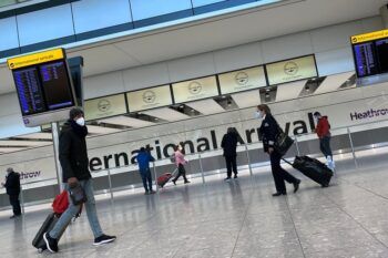 Prohibió las vacaciones de los ingleses en el extranjero y multará con 5.000 libras a quienes lo intenten