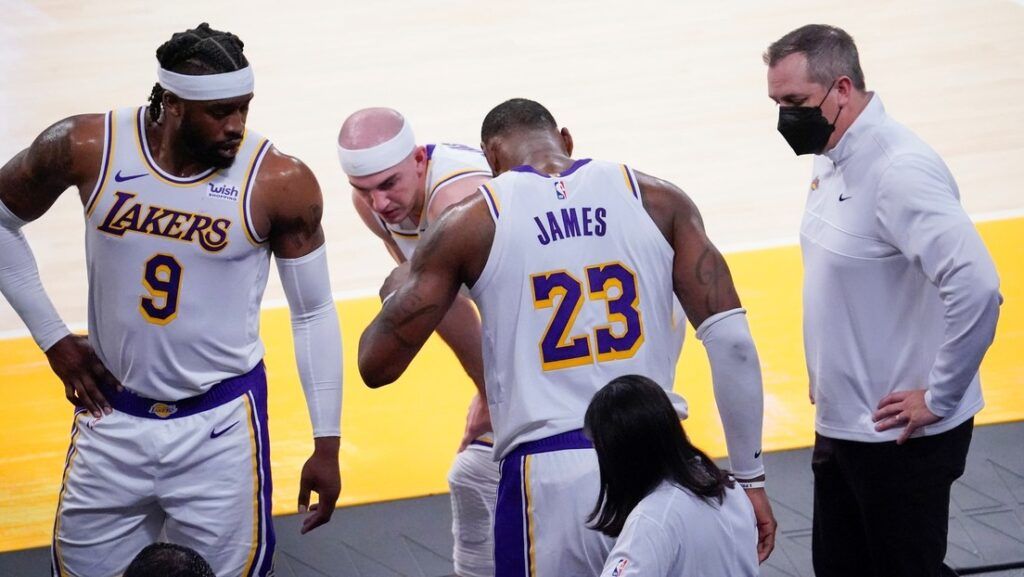 LeBron James sufre una lesión en el tobillo en pleno partido