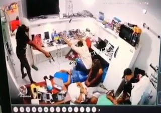 Policía apresa a tres hombres captados en video asaltando una tienda en Herrera