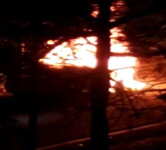 Se quema carro en la avenida José Contreras