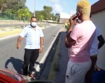 Someterán a la justicia a taxista que chocó vehículo donde eran transportados turistas