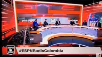 Enorme pantalla de televisor cae sobre reportero en transmisión en directo