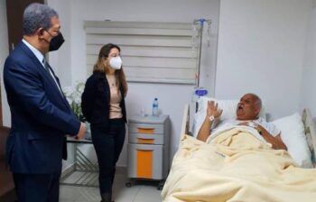 Leonel visita a Jaime David tras ser sometido a cateterismo