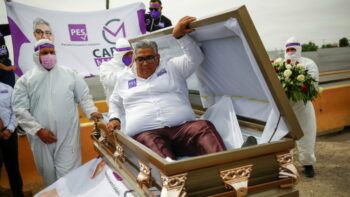 Candidato a diputado llega a su mitin de campaña en un ataúd