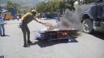 Haitianos protestan y destruyen carteles a favor de la nueva Constitución