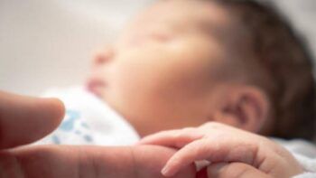 Nace bebé con tres vergas