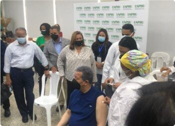 Leonel Fernández recibe primera dosis de la vacuna contra covid-19