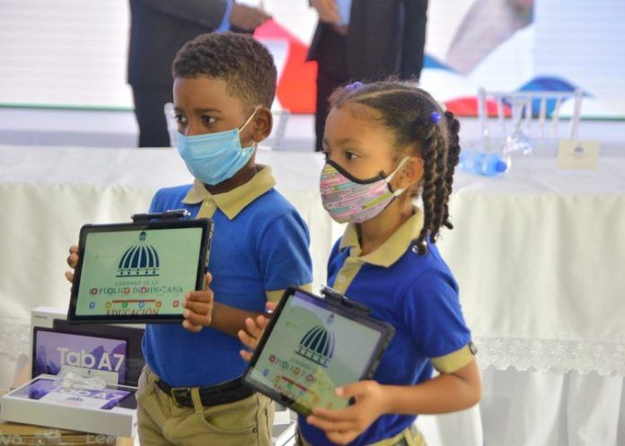 República Dominicana recibe medio millón de tabletas para estudiantes