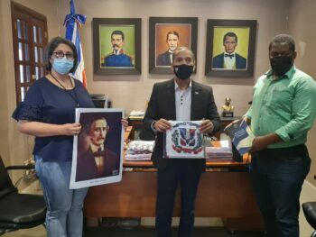 Efemérides Patrias dona decenas de libros, imágenes de los héroes nacionales y banderas dominicanas al Centro Cultural Narciso González