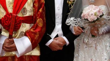 Una madre descubre en la boda de su hijo que su futura nuera es su hija perdida