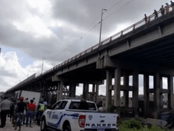 Hombre se lanza del puente de la 17