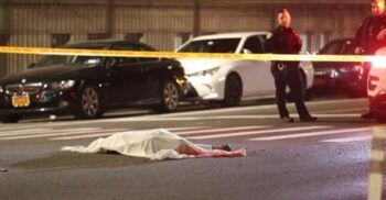 Hombre se acostó en la calle de Nueva York y muere arrollado por un carro