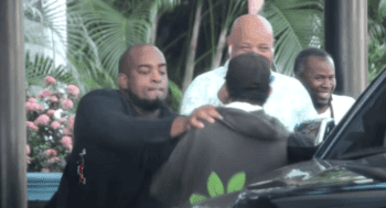 Seguridad de Mozart la Para lanza por el aire a un hombre