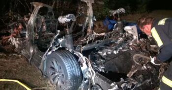 Mueren dos personas en un vehículo Tesla ‘sin conductor’ que chocó contra un árbol y se incendió de inmediato