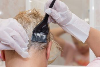 Se pone un tinte en el pelo y muere