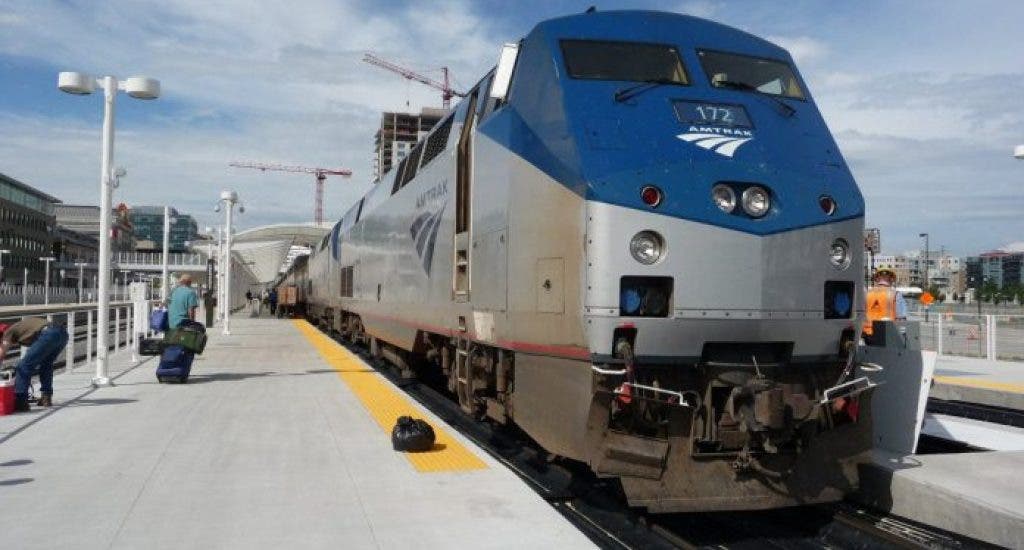 Mueren arrollados por un tren en Estados Unidos una madre y su bebé 