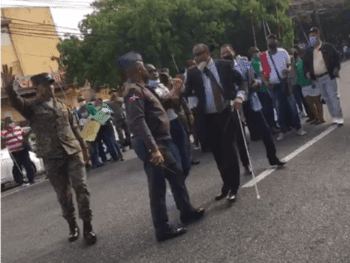 Personas no videntes protestan frente a la Lotería Nacional
