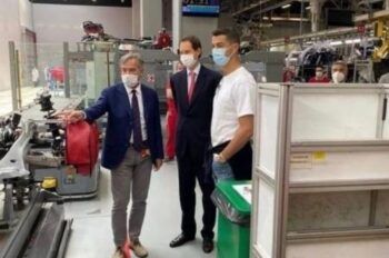 Cristiano Ronaldo visitó la fábrica de Ferrari