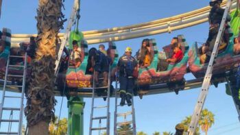 22 personas quedan atrapadas en una montaña rusa por un fallo mecánico en EEUU
