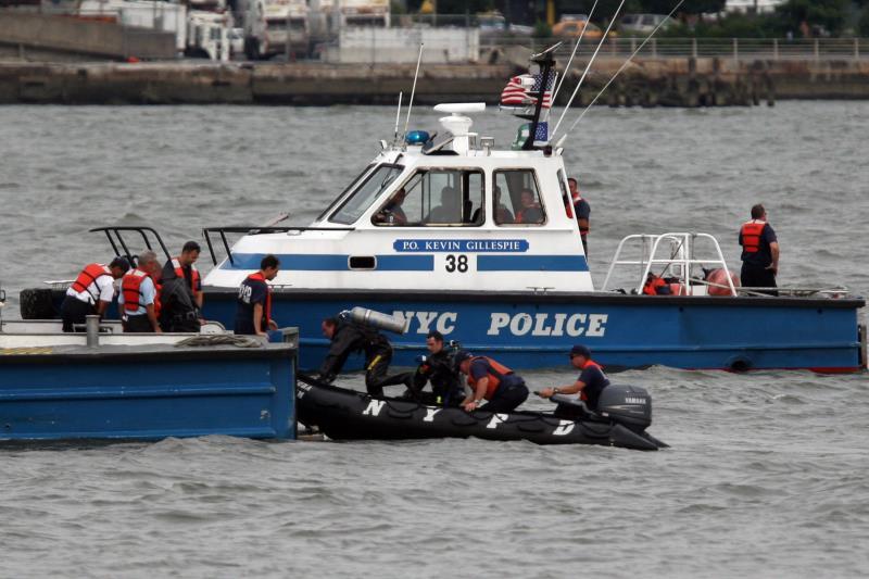 Tres muertos al caer auto en el agua en Queens, Nueva York