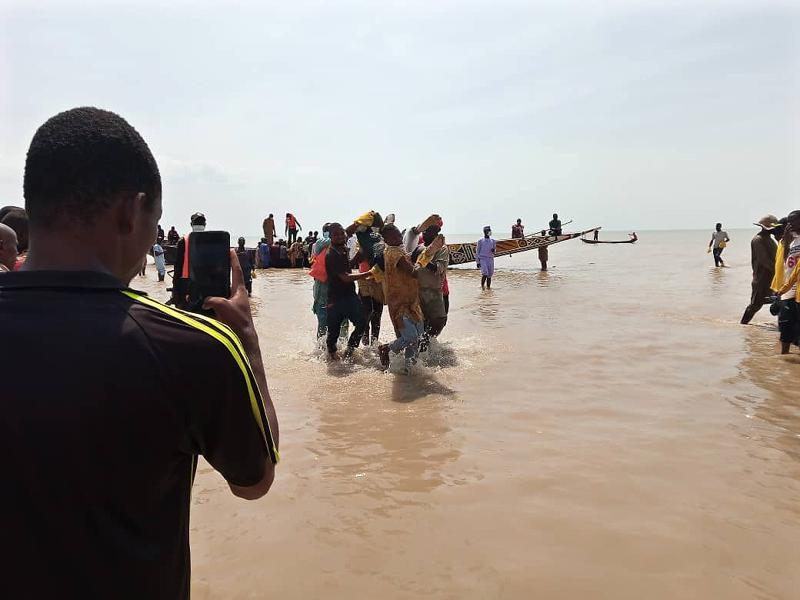 60 muertos en naufragio en Nigeria; 83 siguen desaparecidos