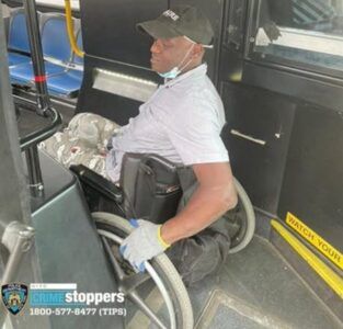 Hombre en silla de ruedas roba un camión en NY