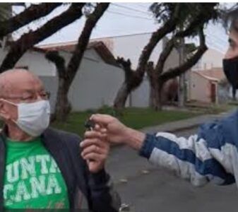 Profesor vende su carro por falta de dinero y sus exalumnos le hacen un regalo extraordinario