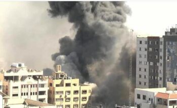 Ataque aéreo israelí derriba edificio en Gaza con oficinas de AP y Al Jazeera