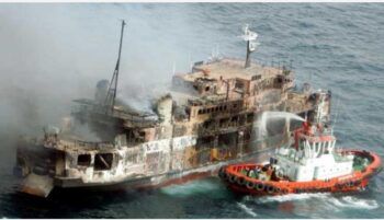 Se incendia ferry con casi 200 pasajeros a bordo en Indonesia