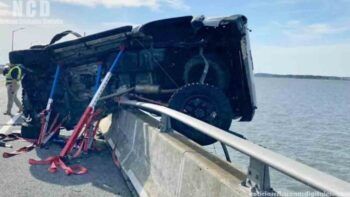 Hombre salva a un bebé tras un accidente automovilístico