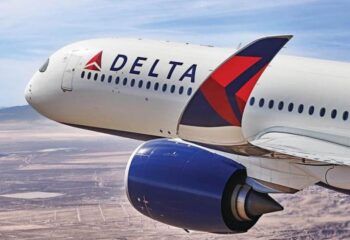 Delta multa a un pasajero con $52,000 por intentar abrir la puerta de la cabina en pleno vuelo y golpear a un asistente