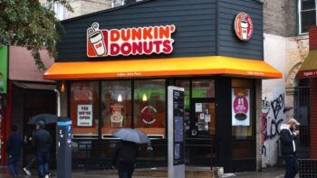 Empleado de Dunkin’ Donuts mata de un puñetazo a un cliente por un insulto racial
