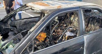 Un conductor se aplica desinfectante mientras fuma y desata un incendio que destruye su auto