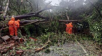 La India evacúa a 135.000 personas ante la llegada hoy del ciclón Tauktae