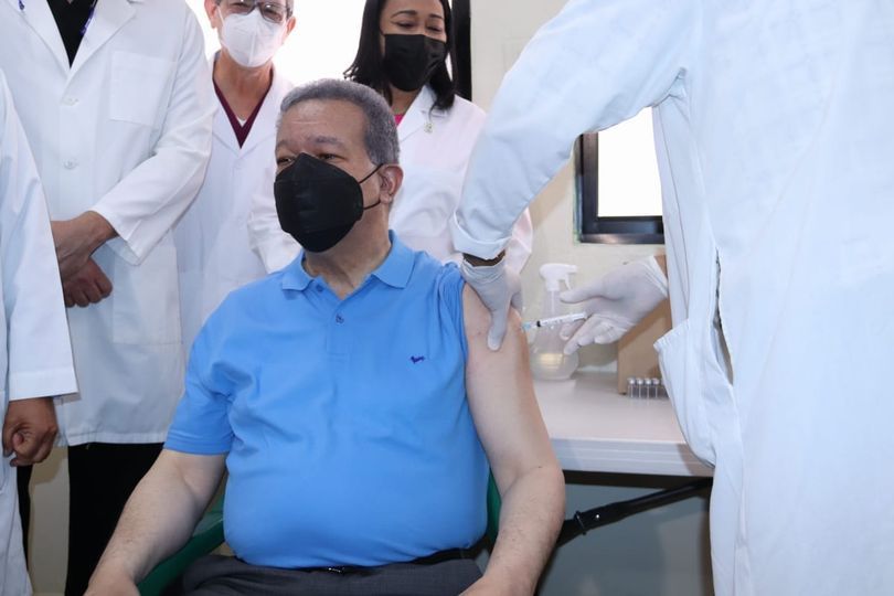 Leonel Fernández se aplica segunda dosis de la vacuna contra el COVID-19