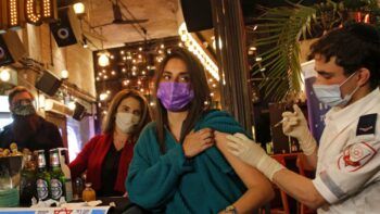 Por qué NO debes tomar alcohol después de la vacuna contra el COVID-19