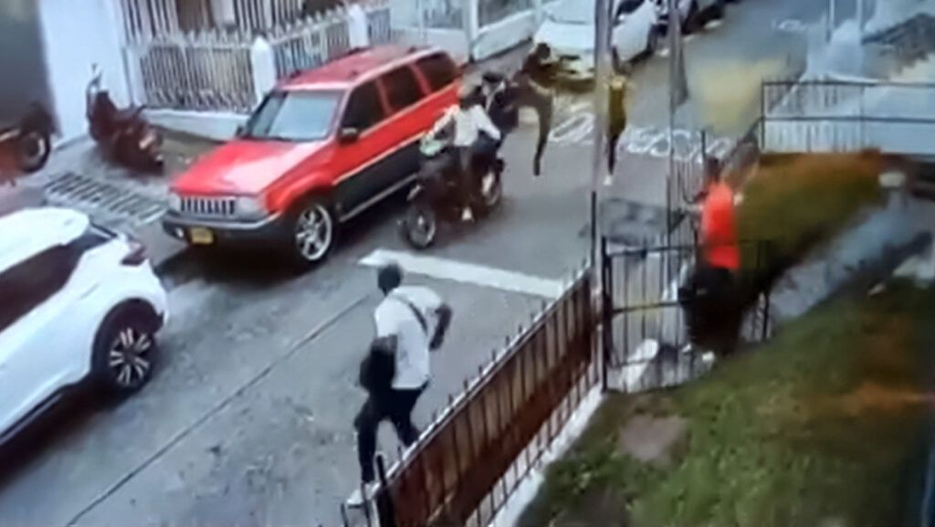 Hombre detiene de una patada voladora a dos ladrones