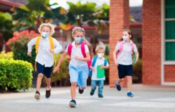 Nueva York eliminará la escolaridad virtual, un paso importante para la reapertura definitiva