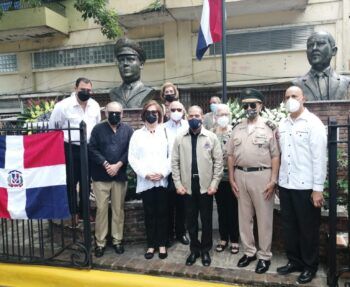Efemérides Patrias deposita ofrenda floral en honor a los héroes nacionales Antonio de la Maza y Juan Tomás Díaz