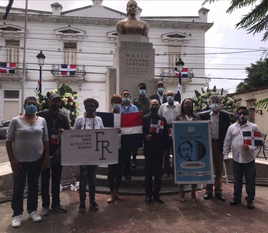 Efemérides Patrias deposita ofrendas florales en honor al natalicio de la heroína María Trinidad Sánchez