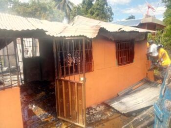 Muere mujer durante incendio en San Juan, vendía gasolina en la casa