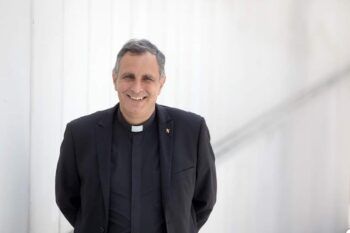 Cura se hace pasar por traficante de órganos para salvar la vida de un niño