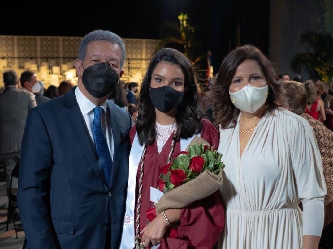 Leonel Fernández y Margarita Cedeño se encuentran en graduación de su hija